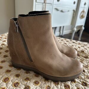 Sorel Joan of Arctic Wedge ll Zip Tan Ankle Boots Size 8.5
